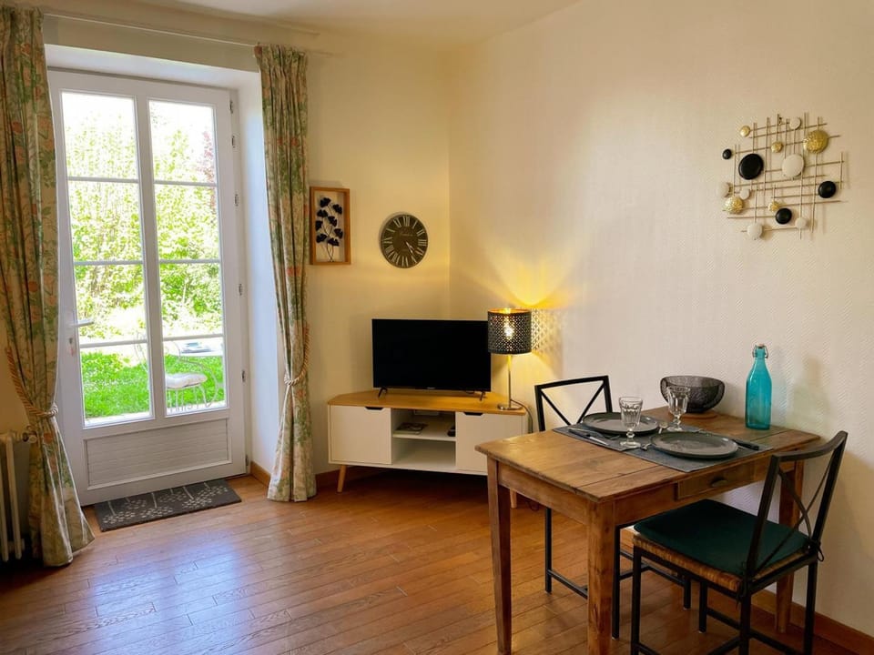 Gîte cosy avec terrasse privative, parking et WiFi - FR-1-491-443 House in Centre-Val de Loire