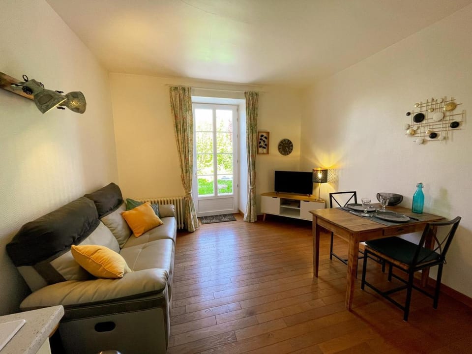 Gîte cosy avec terrasse privative, parking et WiFi - FR-1-491-443 House in Centre-Val de Loire