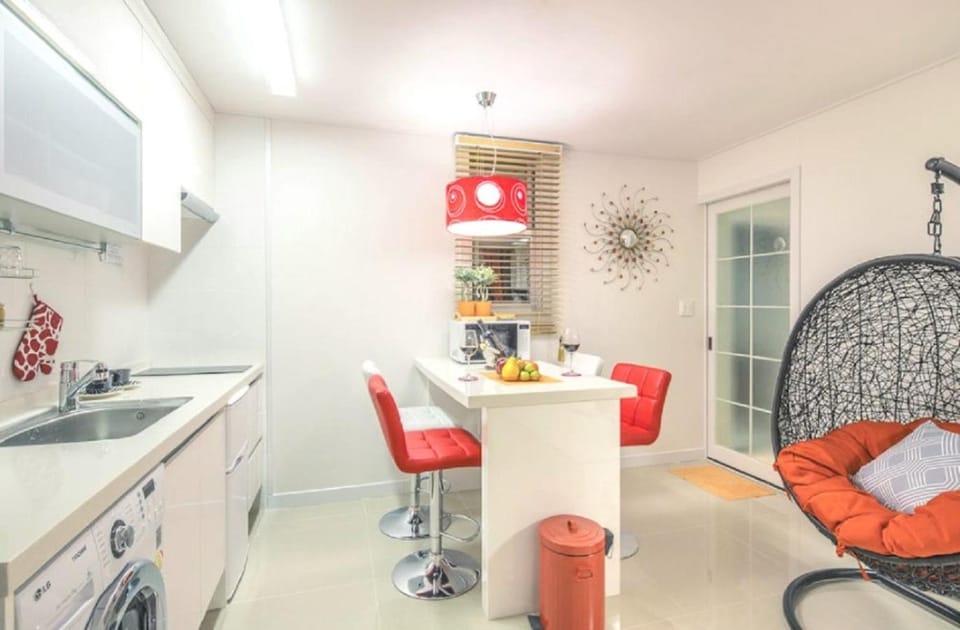 Kitchen or kitchenette, Dining area, minibar, stove