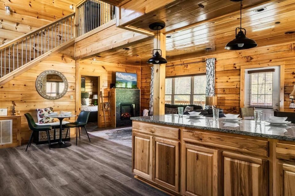 5 ensuite bedrooms, Hot tub, Dog friendly House in Pigeon Forge