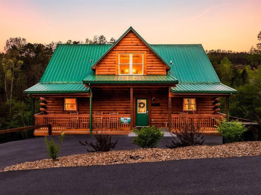 5 ensuite bedrooms, Hot tub, Dog friendly House in Pigeon Forge
