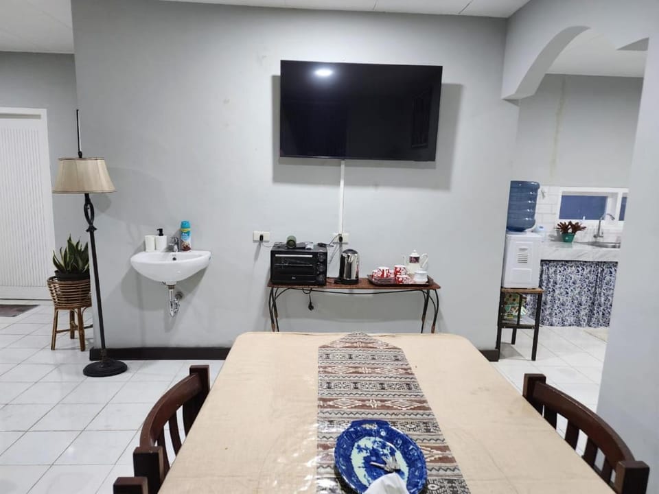Communal lounge/ TV room, TV and multimedia, Dining area
