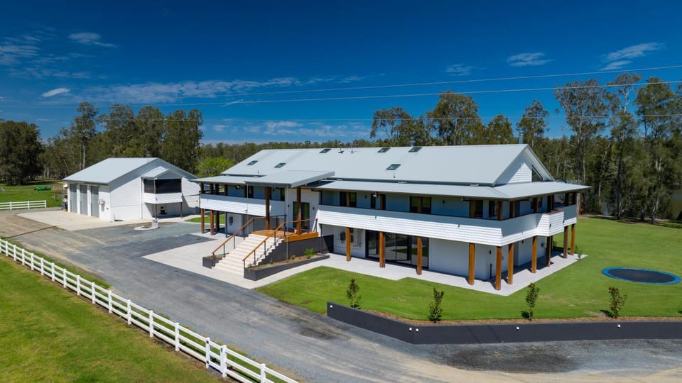 Neat Acres Farmhouse House in Tuncurry