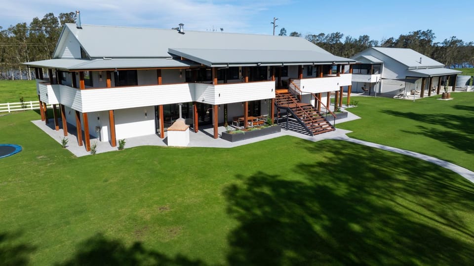 Neat Acres Farmhouse House in Tuncurry
