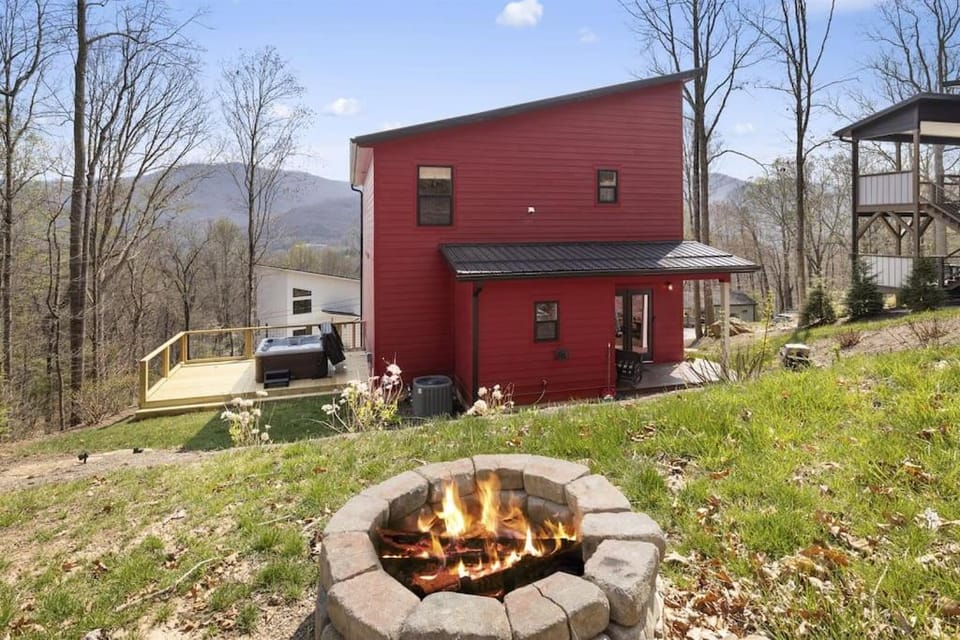 Swannanoa Serenity River Motif, Spa & Game Room Villa in Swannanoa