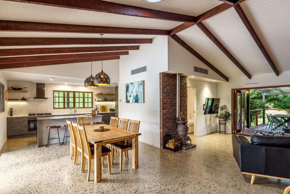 Kitchen or kitchenette, Living room, Seating area, Dining area, fireplace
