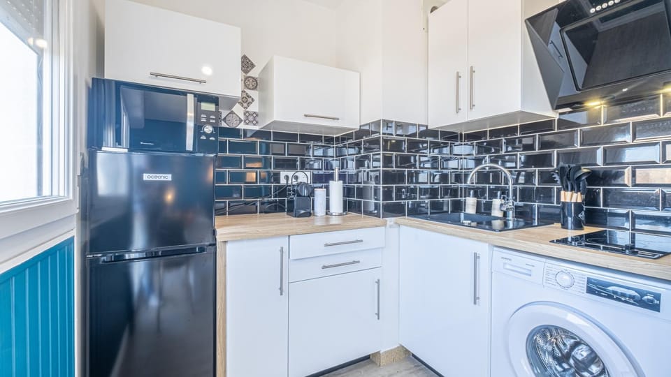 Kitchen or kitchenette, stove, washing machine