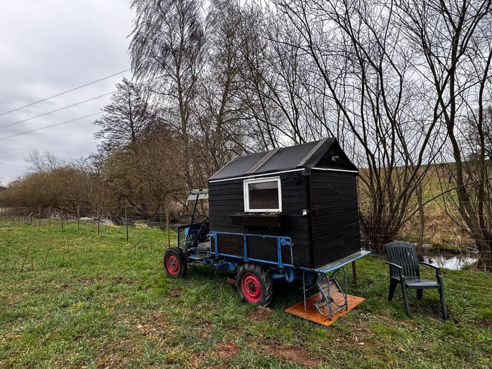 Kuschliger Schäferwagen mit Schlafsack autark auf Wiese Farm Stay in Thuringia, Germany