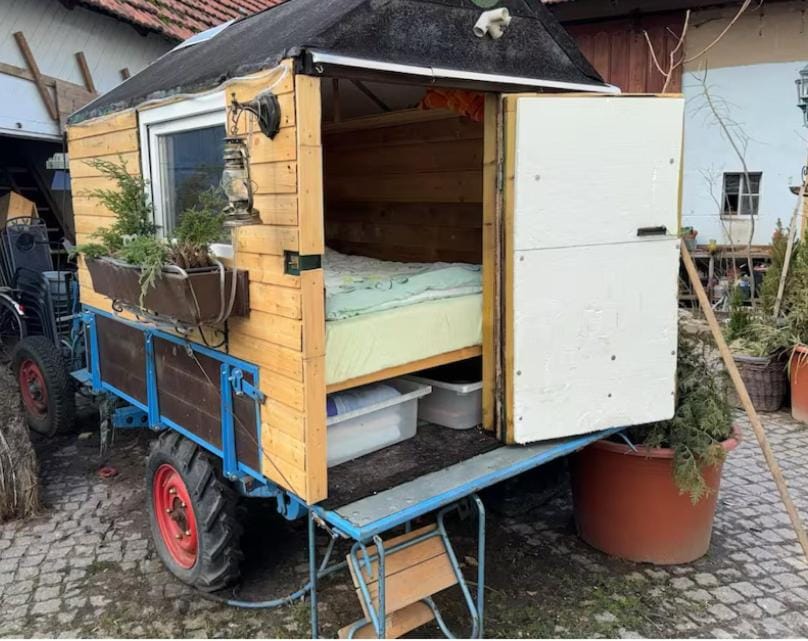 Kuschliger Schäferwagen mit Schlafsack autark auf Wiese Farm Stay in Thuringia, Germany