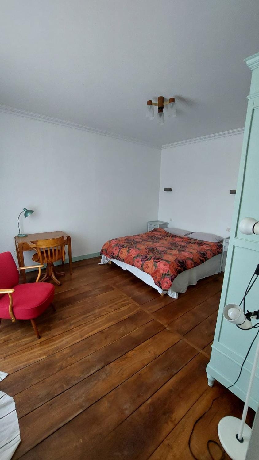 Bed, Photo of the whole room, Seating area, Bedroom, wardrobe