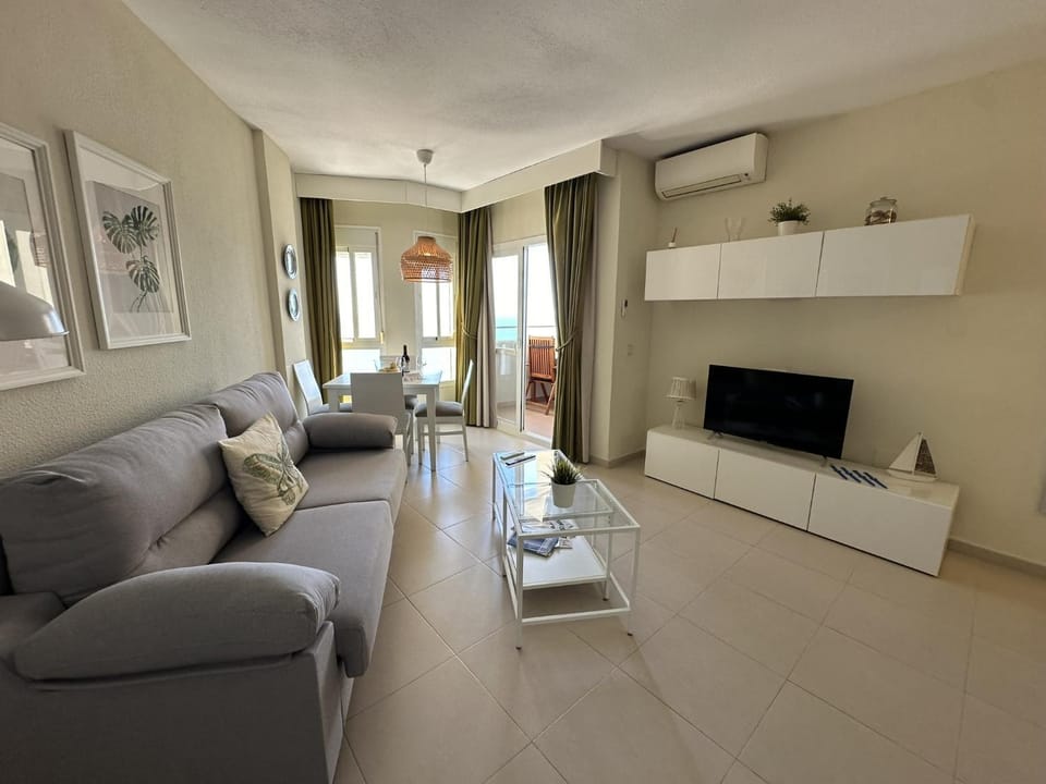 Communal lounge/ TV room, TV and multimedia, Living room, Dining area