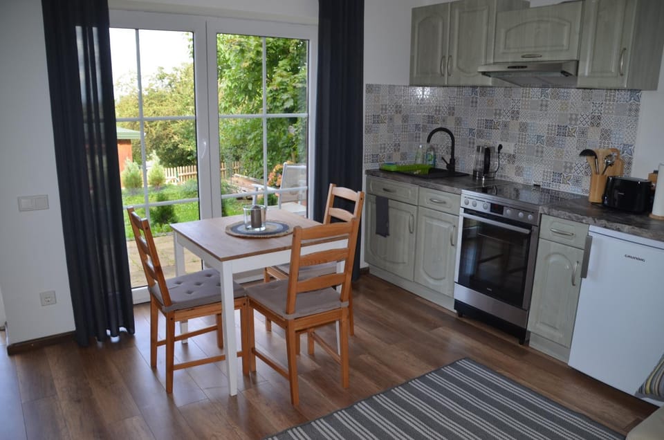 Kitchen or kitchenette, Dining area, Garden view, oven, stove