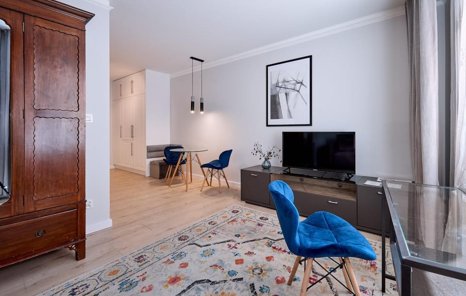 Communal lounge/ TV room, TV and multimedia, Living room, Seating area, Evening entertainment