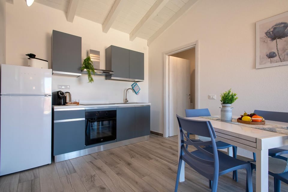 Kitchen or kitchenette, Dining area, stove