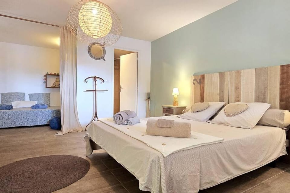 Bed, Photo of the whole room, Bedroom, towels