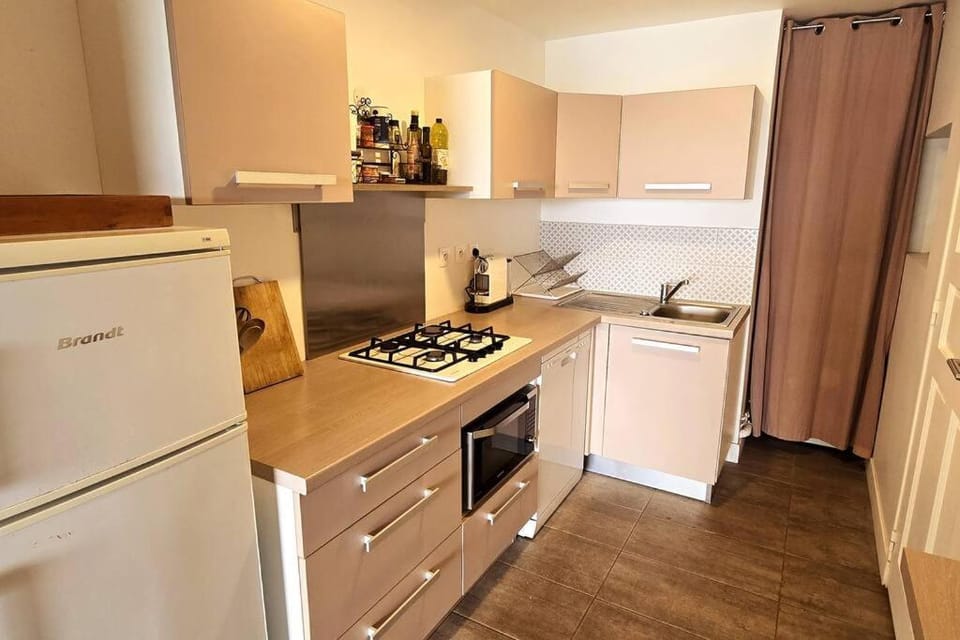 Kitchen or kitchenette, dishwasher, oven, toaster