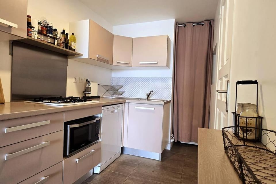 Coffee/tea facilities, Kitchen or kitchenette, dishwasher, oven, stove, toaster