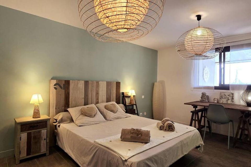 Bed, Seating area, Bedroom