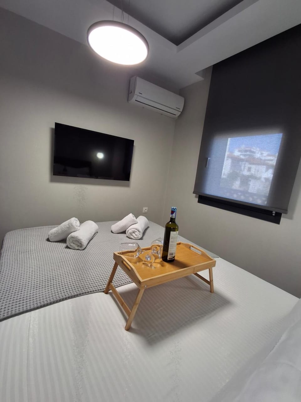 Bed, TV and multimedia, Bedroom, towels, air conditioner