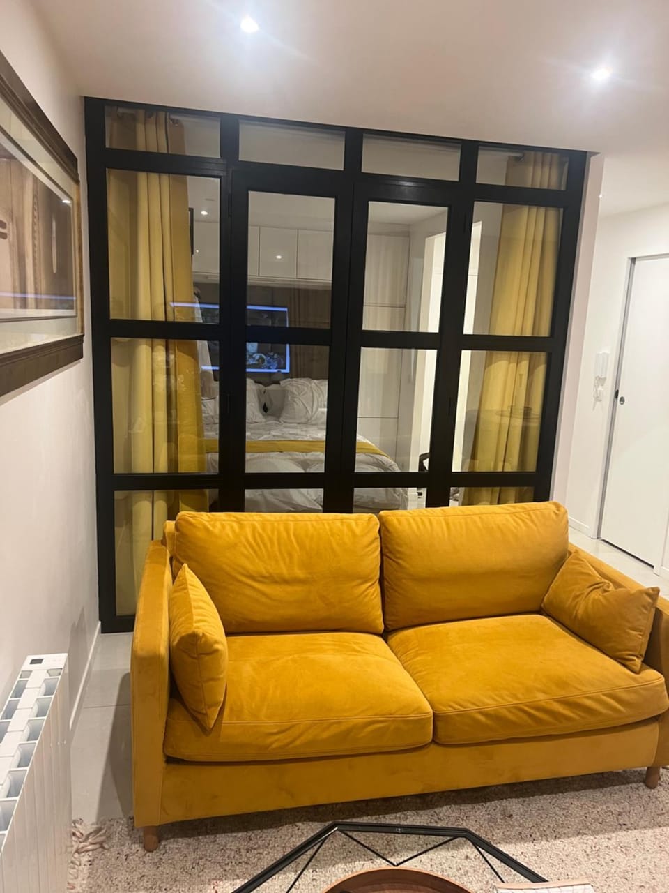 Deux. Pièces face à la scène. Apartment in Courbevoie