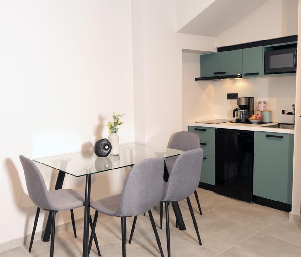 Coffee/tea facilities, Kitchen or kitchenette, Dining area