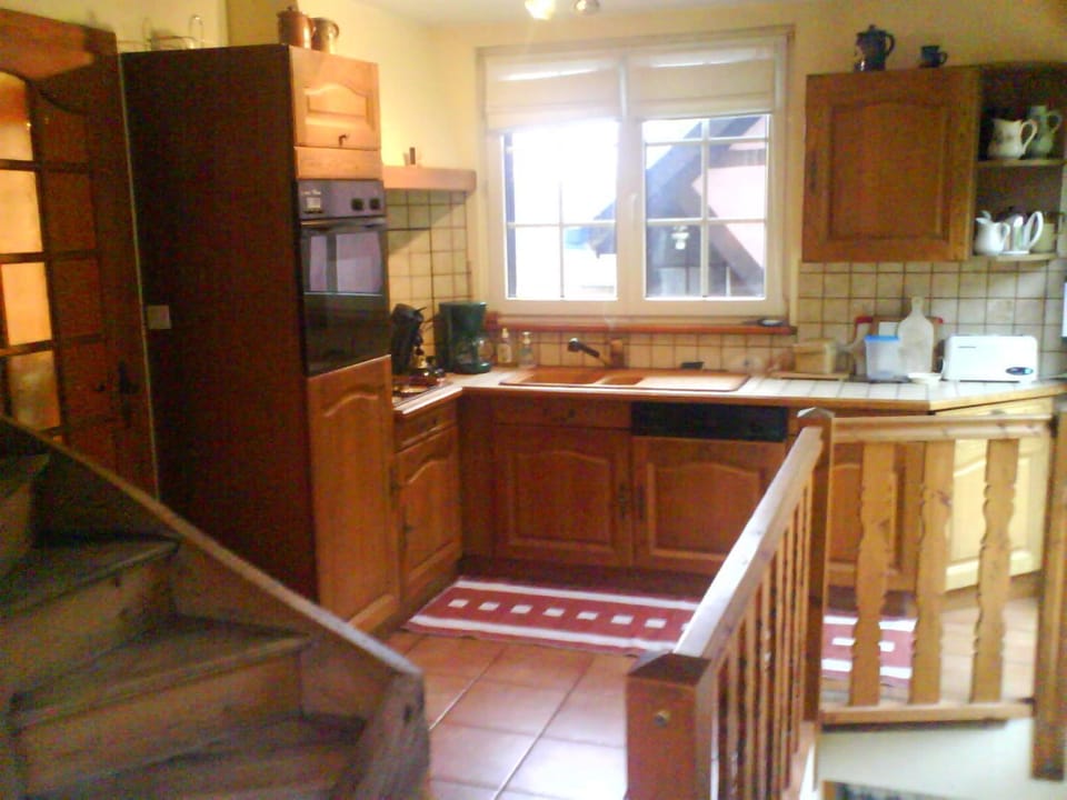 Kitchen or kitchenette, dishwasher, oven, stove