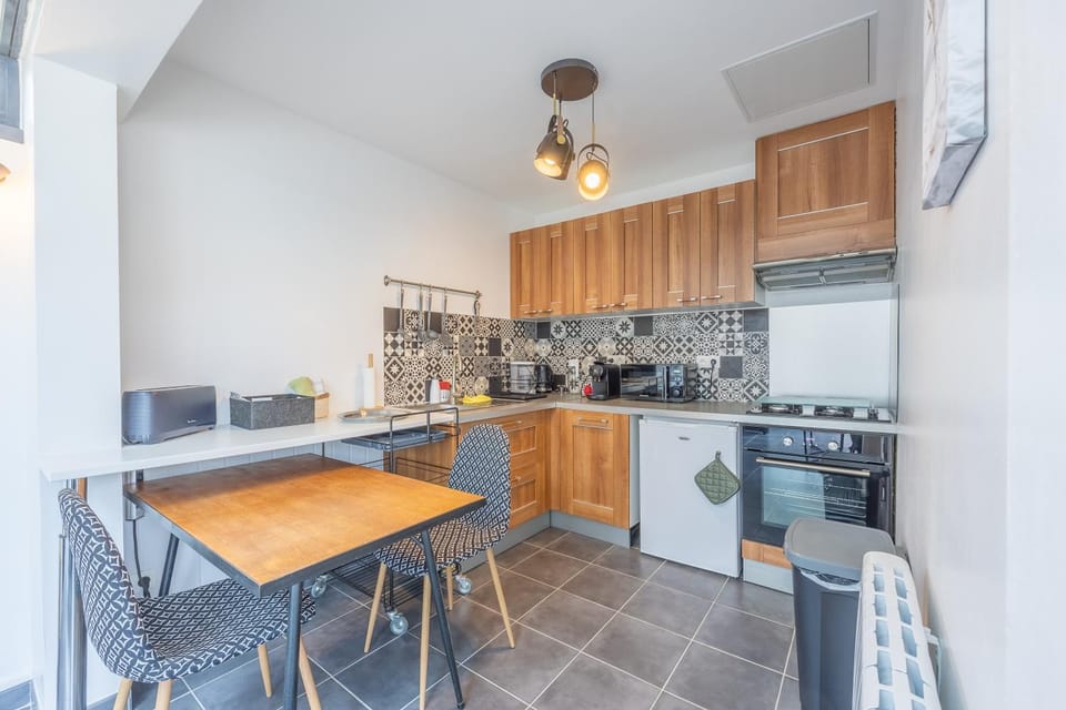 Kitchen or kitchenette, Dining area