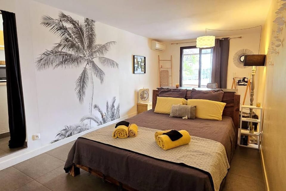 Bed, Photo of the whole room, Seating area, Bedroom, towels