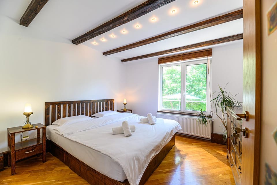 Bed, Bedroom, towels