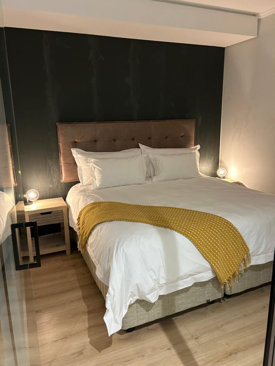 Thando's Luxury Stays at Ellipse, Waterfall Apartment in Sandton