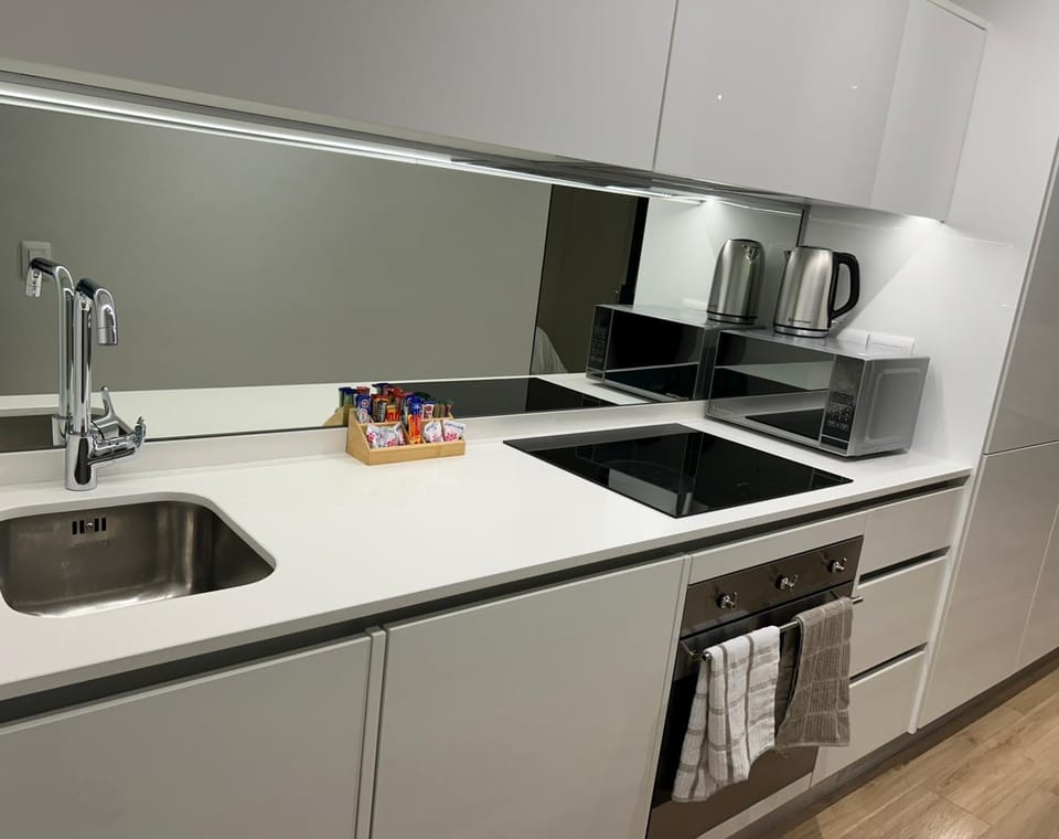 Thando's Luxury Stays at Ellipse, Waterfall Apartment in Sandton