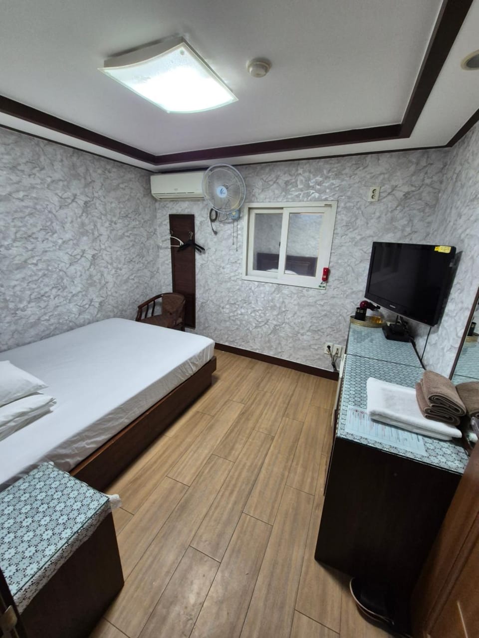 Bed, TV and multimedia, Photo of the whole room, Bedroom, air conditioner