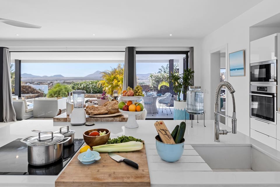 Natural landscape, Kitchen or kitchenette, Dining area, Food, Mountain view, pet friendly, stove