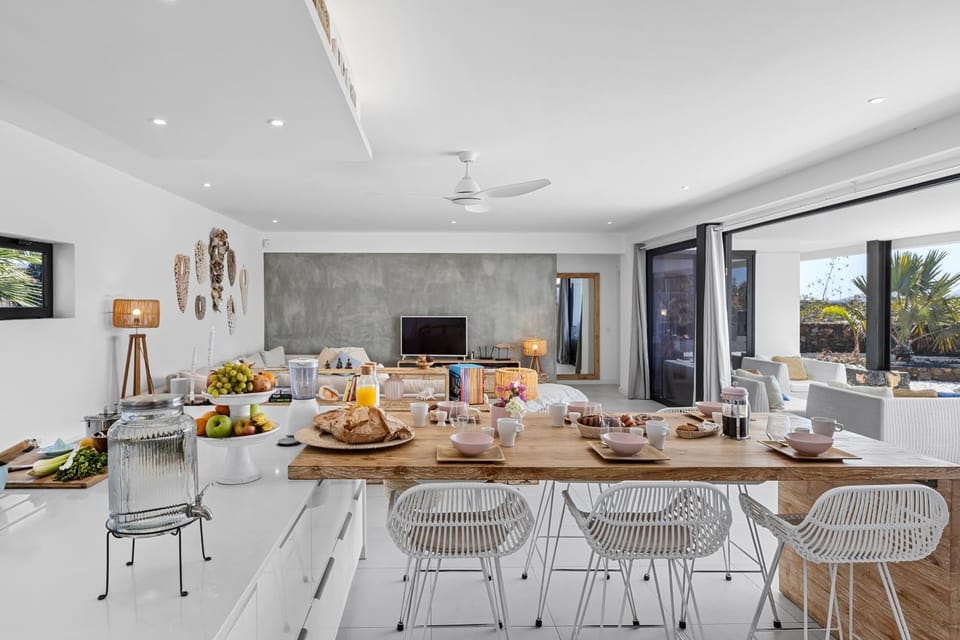 TV and multimedia, Living room, Food and drinks, Seating area, Dining area, Food, Drinks