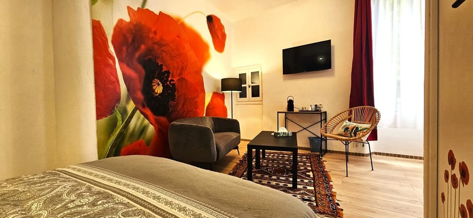 Photo of the whole room, air conditioner