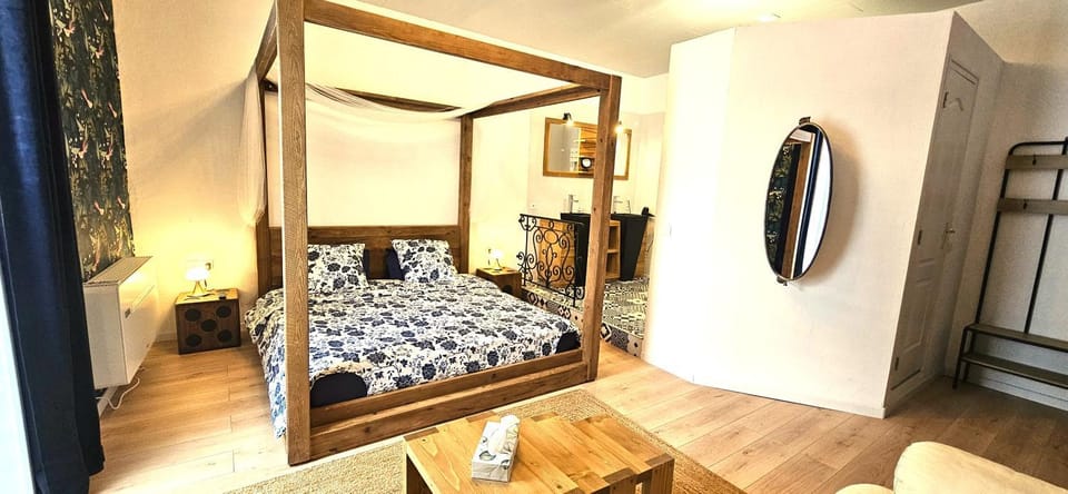 Photo of the whole room, air conditioner