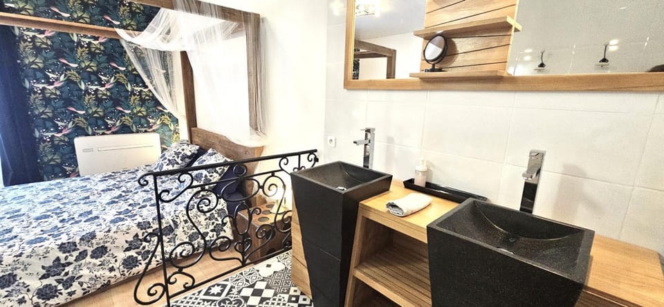Bathroom, air conditioner