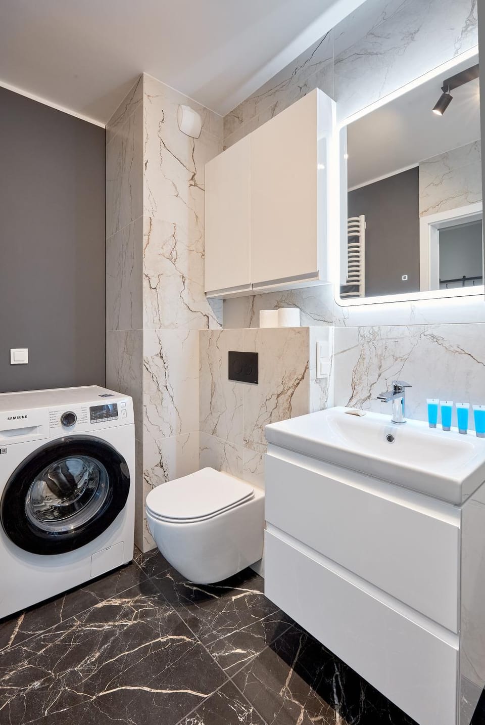 Toilet, Bathroom, towels, washing machine