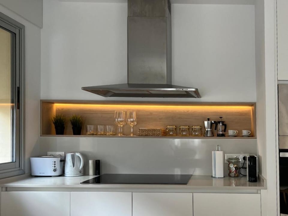 Coffee/tea facilities, Kitchen or kitchenette, stove, toaster