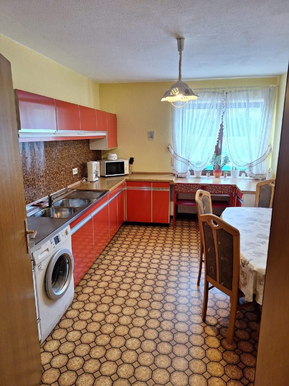 Kitchen or kitchenette, Dining area, washing machine
