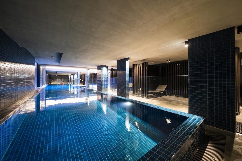 Chic Inner-City 2-Bed Abode with Pool Gym & Sauna Apartment in Canberra