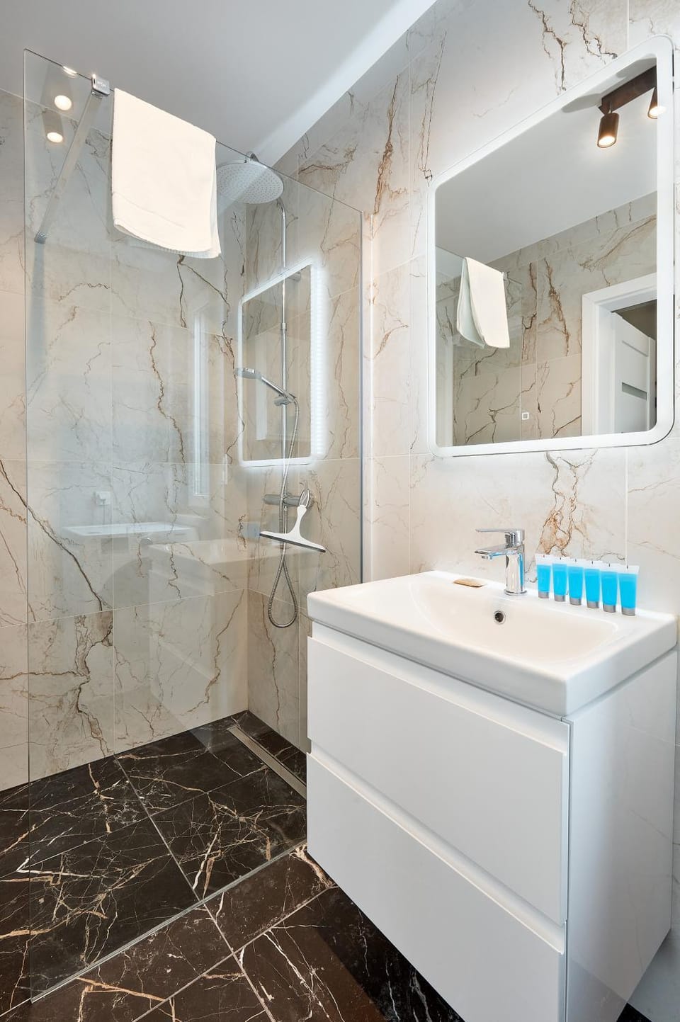 Shower, Bathroom, towels