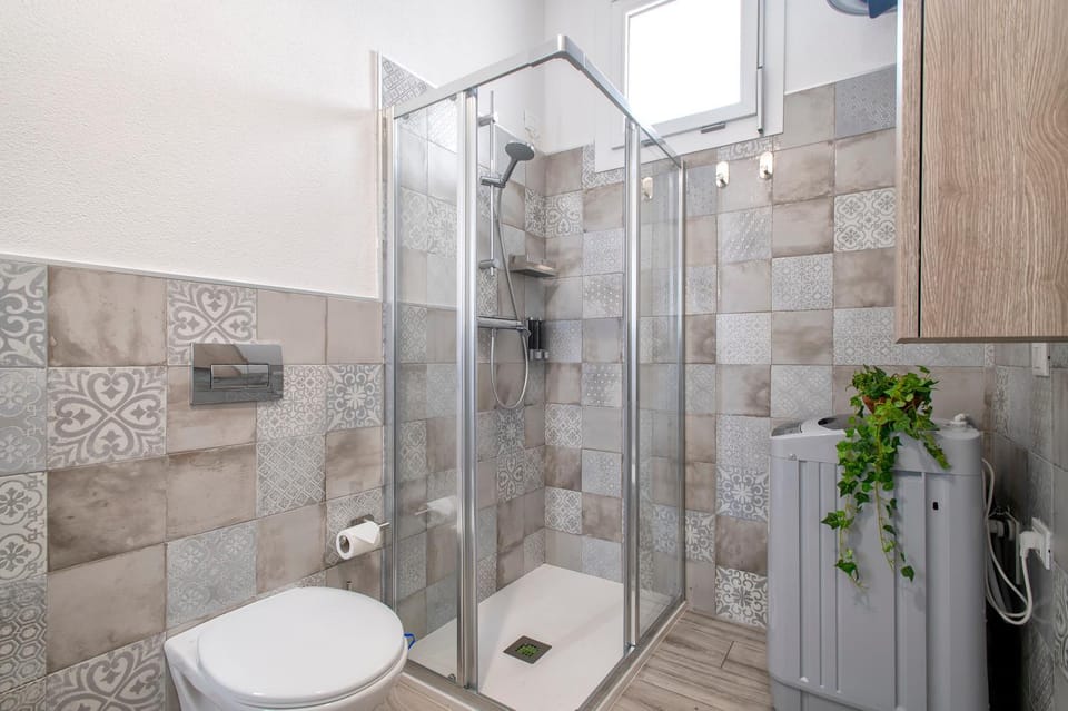 Shower, Toilet, Bathroom, bidet, towels