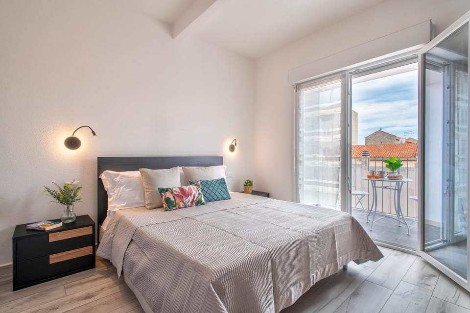 Bed, Balcony/Terrace, Photo of the whole room, Bedroom