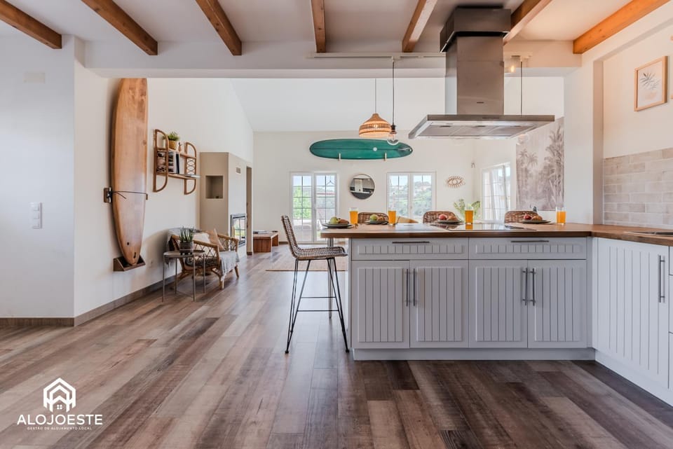 Kitchen or kitchenette, Dining area, stove