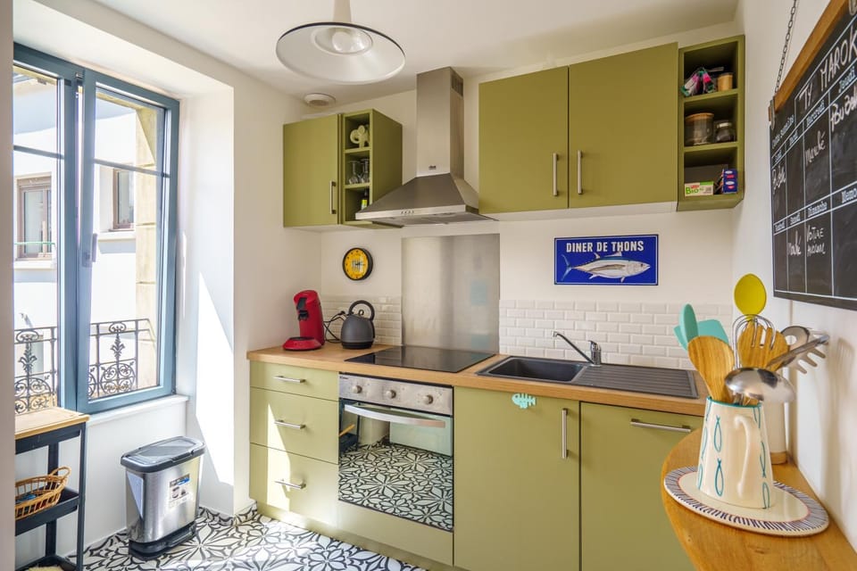 Kitchen or kitchenette