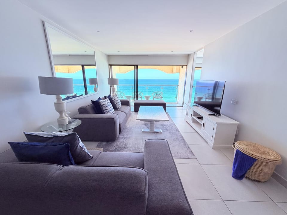 TV and multimedia, Living room, Lounge or bar, Seating area, Beach, Beach, Sea view, Sunrise, Sunset, internet, internet, air conditioner, air conditioner