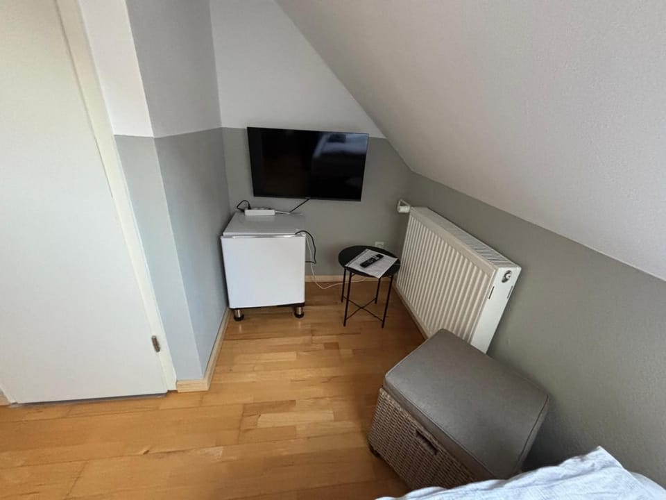Zimmer-Bad-TV-Kühlschrank-16 Bed and Breakfast in Lower Saxony, Germany