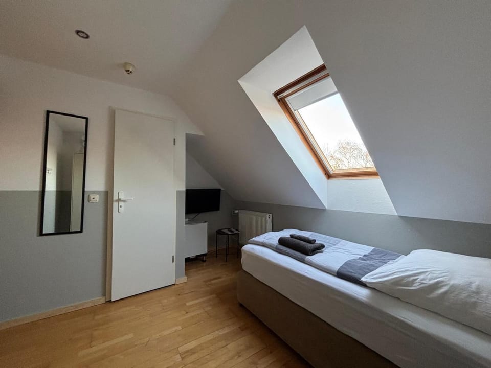 Zimmer-Bad-TV-Kühlschrank-16 Bed and Breakfast in Lower Saxony, Germany