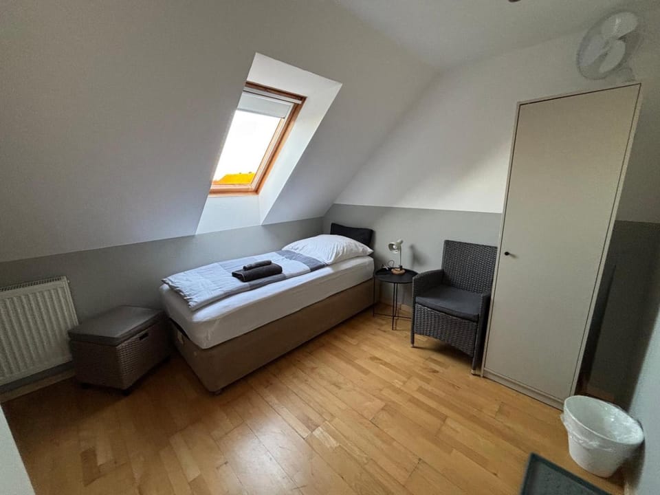 Zimmer-Bad-TV-Kühlschrank-16 Bed and Breakfast in Lower Saxony, Germany